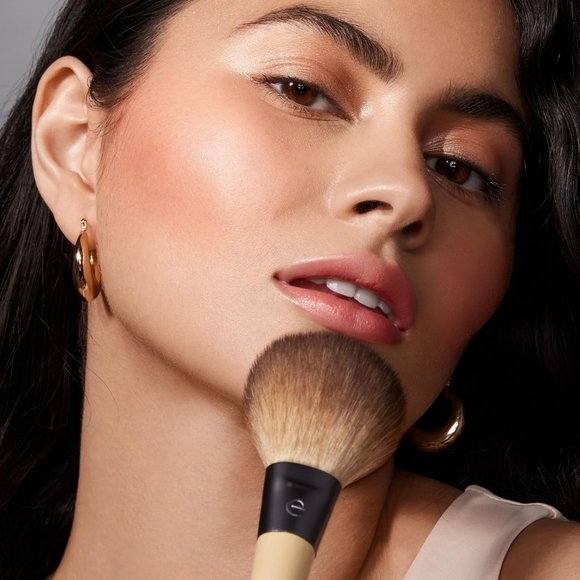 Five Eyeshadow Blush Bronzer Eyeliner Foundation Makeup Brush and Sponge Kit - Picture 6 of 12